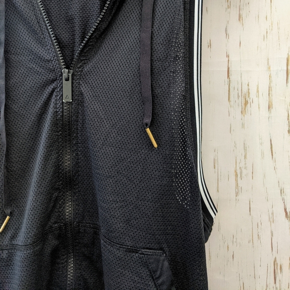 3/$20 Alala All Star Vest in Black - Picture 14 of 15